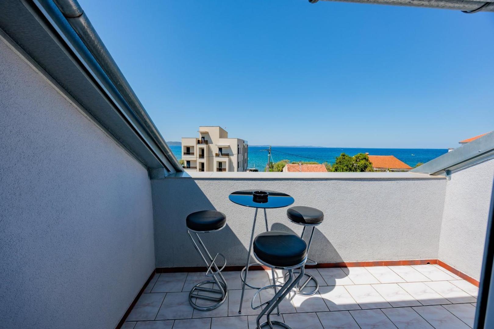 Crowonder Lucky Holiday House With Pool And Patio 30 Meters From The Beach Zadar Exterior photo