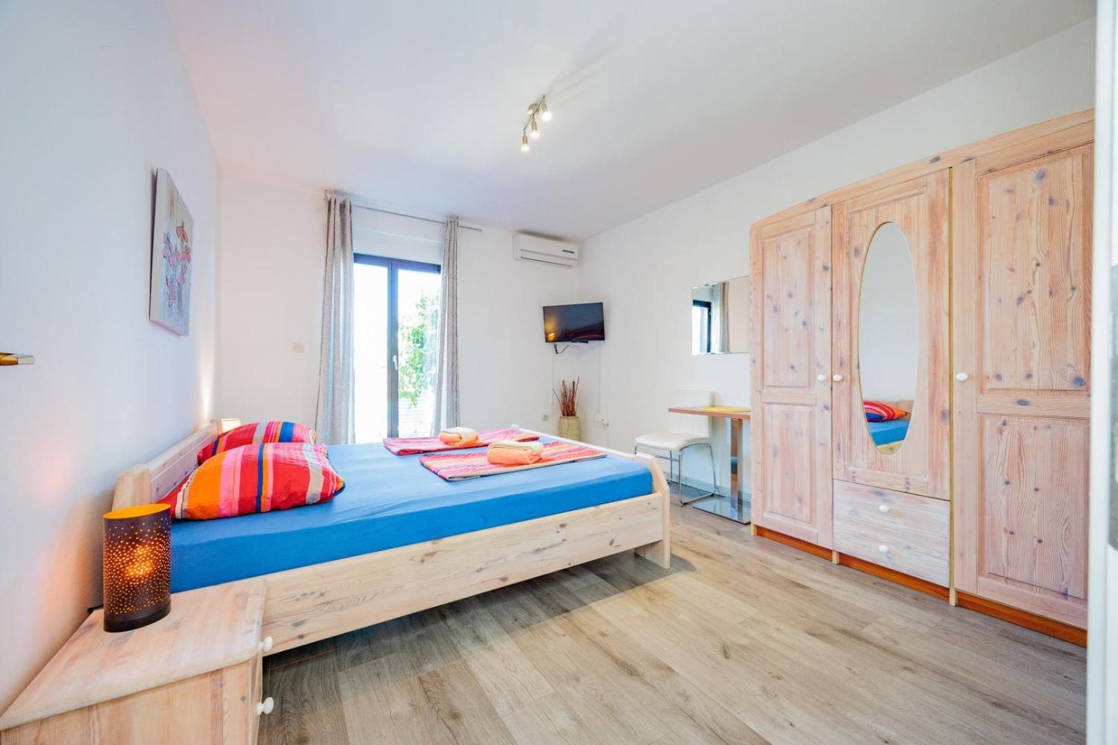Crowonder Lucky Holiday House With Pool And Patio 30 Meters From The Beach Zadar Exterior photo