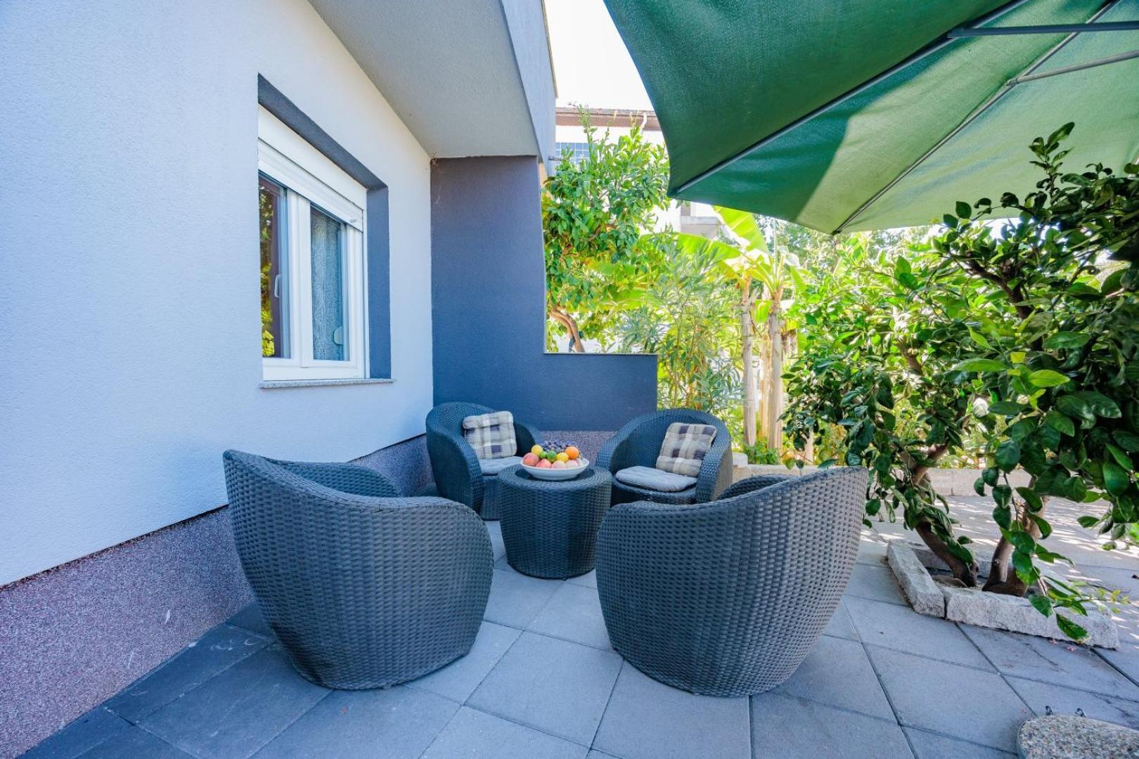 Crowonder Lucky Holiday House With Pool And Patio 30 Meters From The Beach Zadar Exterior photo
